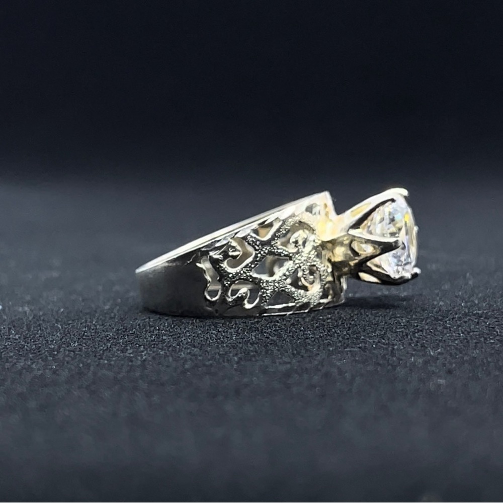 LARGE ENGAGEMENT RING - Picture 3 of 4